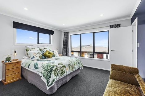 Photo of property in 12 Grumman Lane, Newlands, Wellington, 6037