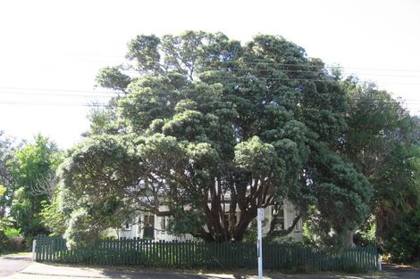 Photo of property in 38 Stanley Point Road, Stanley Point, Auckland, 0624