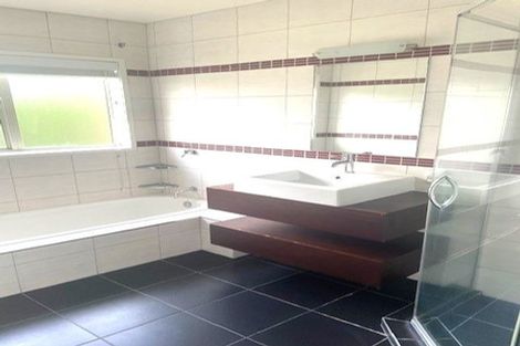 Photo of property in 2/8 Sandown Road, Rothesay Bay, Auckland, 0630