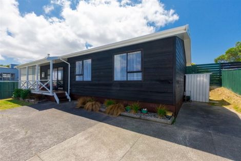 Photo of property in 8a Chapman Street, Newlands, Wellington, 6037