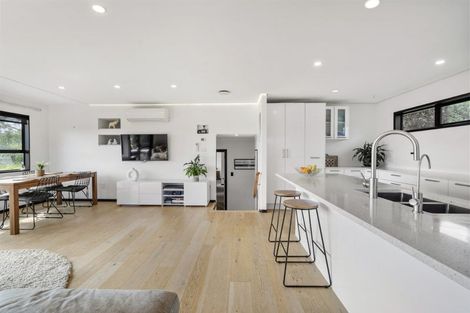 Photo of property in 1/870 Beach Road, Waiake, Auckland, 0630