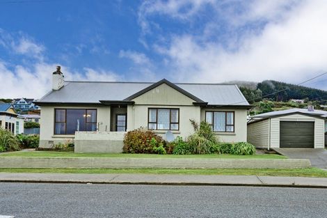 Photo of property in 180 Marine Parade, Bluff, 9814