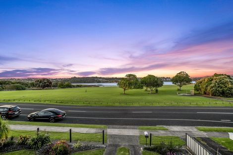 Photo of property in 92 Kiwi Esplanade, Mangere Bridge, Auckland, 2022