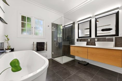 Photo of property in 77 Pahiatua Street, Hokowhitu, Palmerston North, 4410