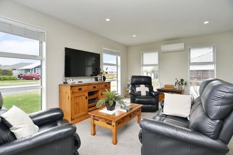 Photo of property in 32 Koura Drive, Rangiora, 7400