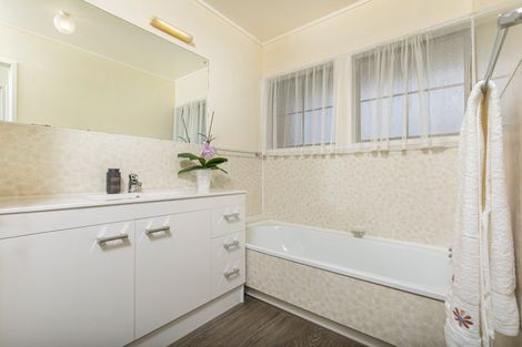 Photo of property in 8/248 Great North Road, Henderson, Auckland, 0612