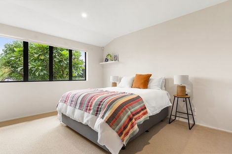 Photo of property in 122 Island Bay Road, Beach Haven, Auckland, 0626