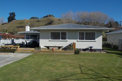 Photo of property in 16 Ongo Road, Hunterville, 4730