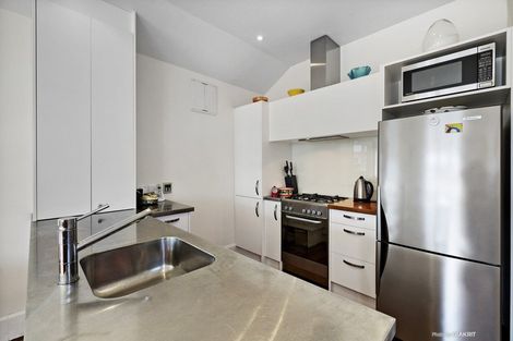 Photo of property in 18 Apu Crescent, Lyall Bay, Wellington, 6022