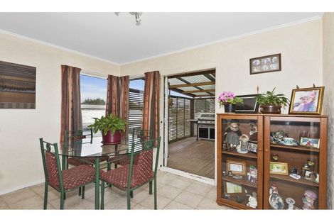 Photo of property in 22 Manapouri Place, Pakuranga Heights, Auckland, 2010