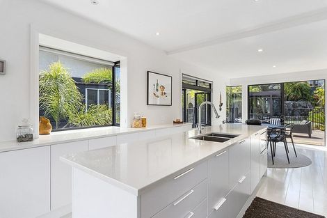 Photo of property in 10 The Crescent, Tindalls Beach, Whangaparaoa, 0930