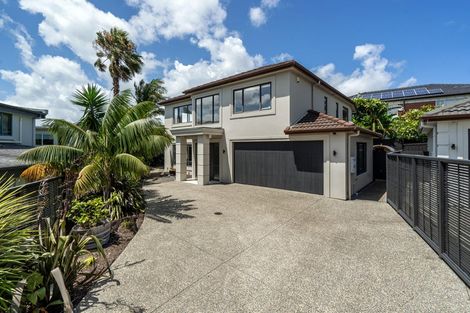 Photo of property in 8a Lupetti Rise, West Harbour, Auckland, 0618