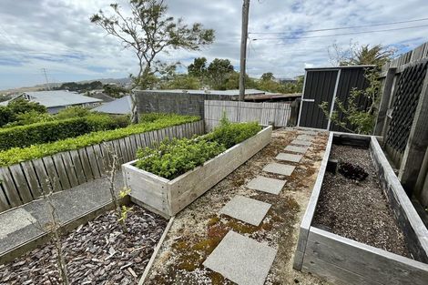 Photo of property in 28 Brooker Grove, Newlands, Wellington, 6037