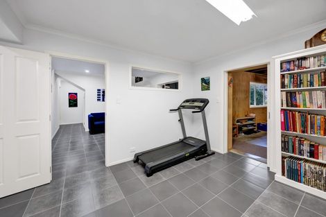 Photo of property in 21 Longview Drive, Merrilands, New Plymouth, 4312