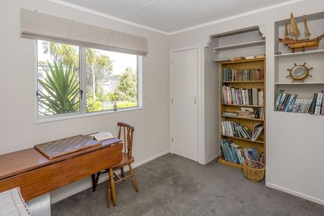 Photo of property in 36 Freyberg Crescent, Waikanae Beach, Waikanae, 5036