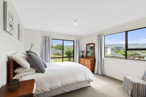 Photo of property in 14 Romney Square, Tawa, Wellington, 5028