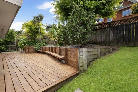 Photo of property in 2/18 Strabo Place, Windsor Park, Auckland, 0632