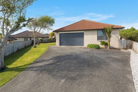 Photo of property in 12 Kathleen Reece Place, Waiuku, 2123