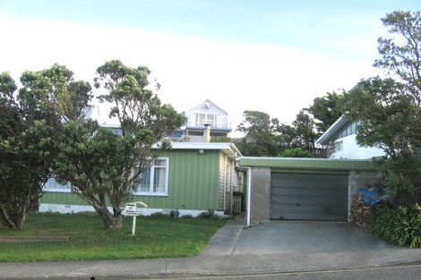 Photo of property in 41 Somes Crescent, Newlands, Wellington, 6037