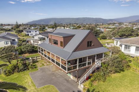 Photo of property in 11 Waiheke Street, Waikanae Beach, Waikanae, 5036