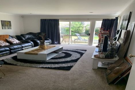 Photo of property in 16 Arrathorne Place, Northpark, Auckland, 2013