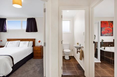 Photo of property in 21 Longview Drive, Merrilands, New Plymouth, 4312