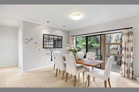 Photo of property in 16 Cobblestone Lane, Hillcrest, Auckland, 0627