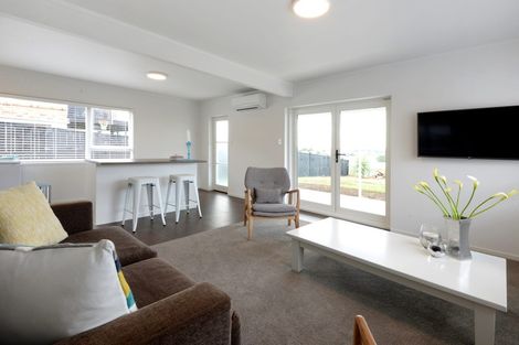 Photo of property in 2/611 Beach Road, Rothesay Bay, Auckland, 0630