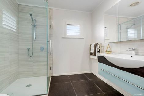 Photo of property in 1/206 East Coast Road, Forrest Hill, Auckland, 0620