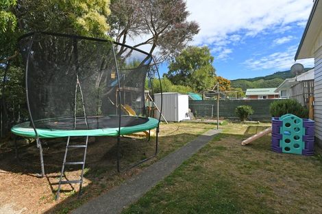 Photo of property in 15 Whirinaki Crescent, Heretaunga, Upper Hutt, 5018