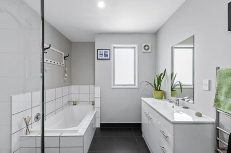 Photo of property in 4b Astrolabe Place, Gulf Harbour, Whangaparaoa, 0930