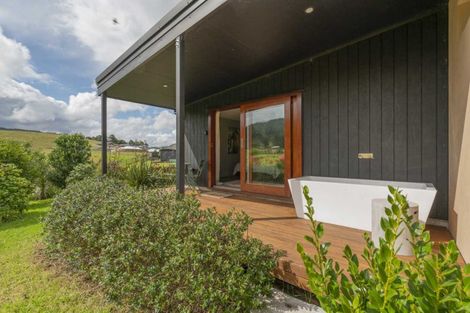 Photo of property in 19 Victoria Street, Coromandel, 3506