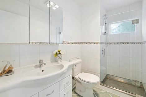 Photo of property in 20 Woodcote Drive, Glenfield, Auckland, 0629