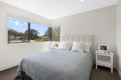 Photo of property in 52 Walton Street, Red Beach, 0932