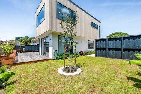 Photo of property in 5b Strandon Place, Strandon, New Plymouth, 4312