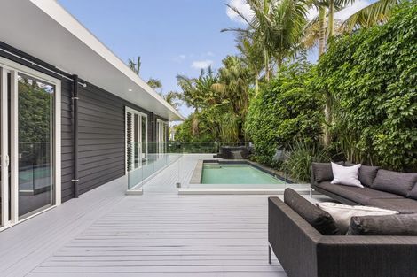 Photo of property in 20 Marine Parade, Mellons Bay, Auckland, 2014