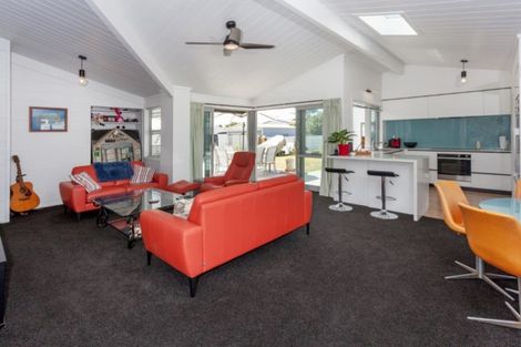 Photo of property in 100 Riverview Road, Whangamata, 3620