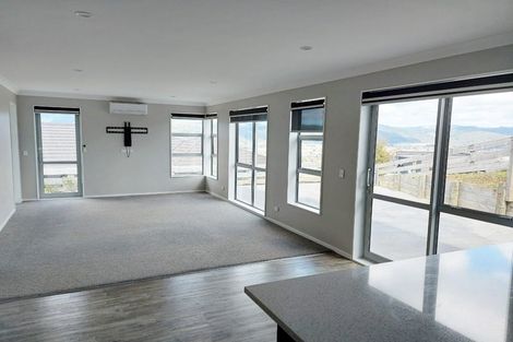 Photo of property in 31 Percy Kinsman Crescent, Riverstone Terraces, Upper Hutt, 5018