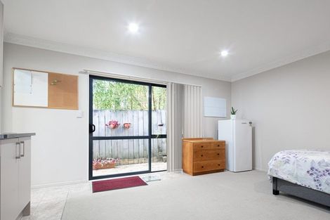 Photo of property in 1 Mana Lane, Pinehill, Auckland, 0632