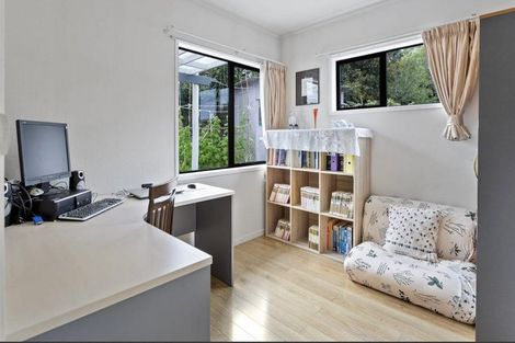 Photo of property in 30 Mannering Place, Hillcrest, Auckland, 0627