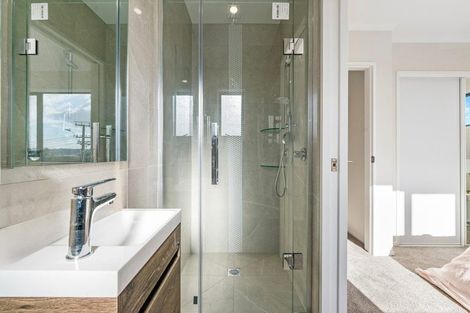 Photo of property in 4/3 Royal View Road, Te Atatu South, Auckland, 0610