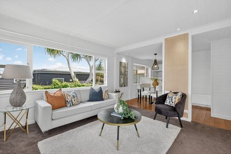 Photo of property in 29 Peter Terrace, Castor Bay, Auckland, 0620
