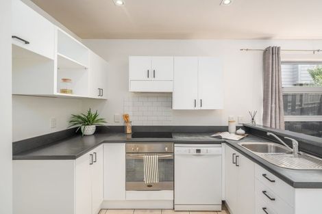 Photo of property in 18 Franklyn Road, Tawa, Wellington, 5028