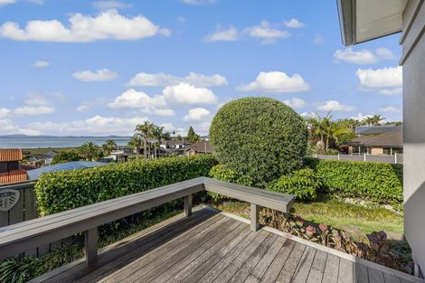 Photo of property in 2 Oakpark Place, West Harbour, Auckland, 0618