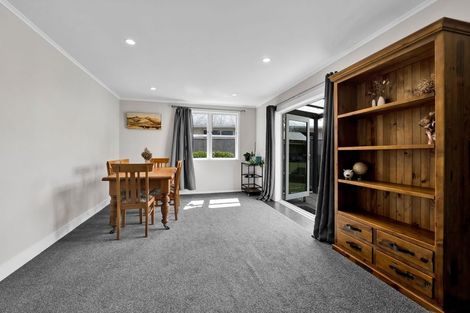 Photo of property in 9 Manu Crescent, Upper Vogeltown, New Plymouth, 4310