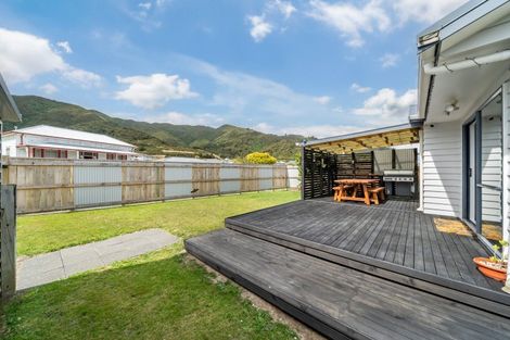Photo of property in 5 Ashburn Road, Wainuiomata, Lower Hutt, 5014