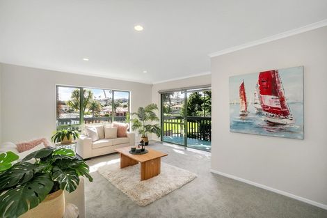 Photo of property in 1/4 De Havilland Drive, Goodwood Heights, Auckland, 2105