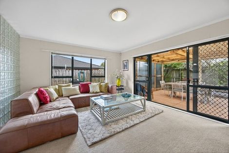 Photo of property in 16 Newbegin Place, Weymouth, Auckland, 2103