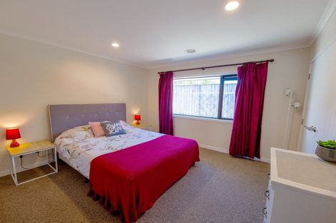 Photo of property in 12 Ron Place, Fitzherbert, Palmerston North, 4410