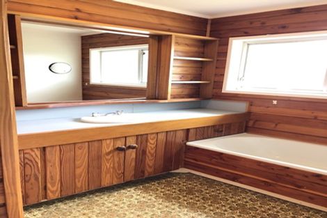 Photo of property in 22 Holdaway Avenue, Northcote, Auckland, 0627